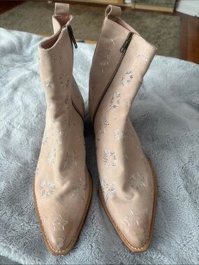 NWT Free People Bowers Star-Embellished Blush Pink Ankle Booties Size 39 (9)